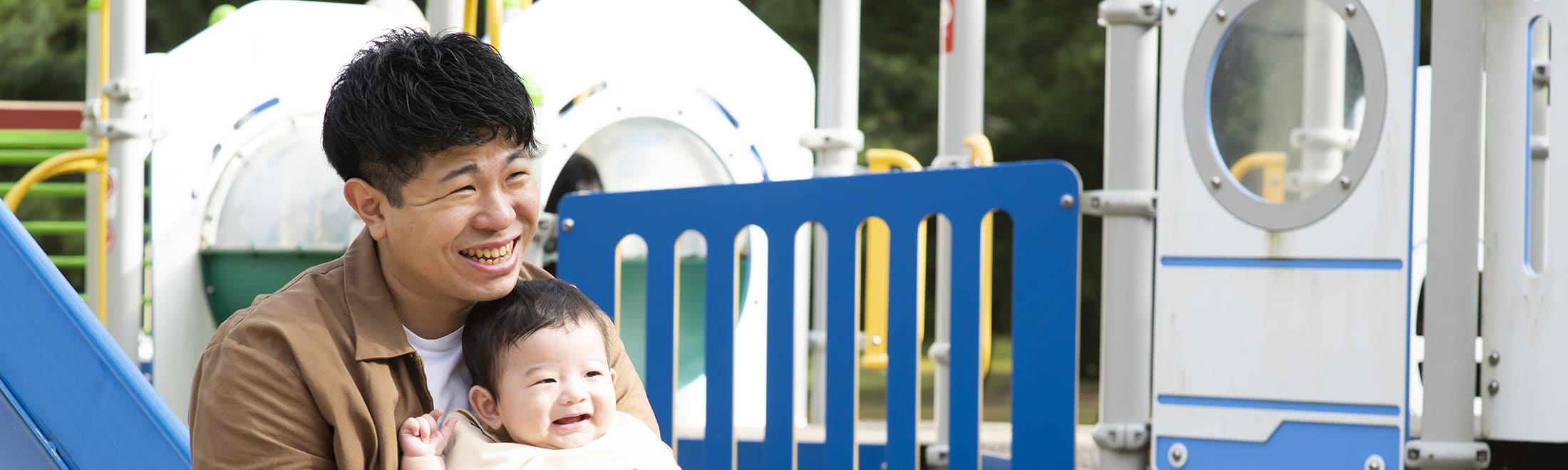 公園で子供と遊ぶ様子