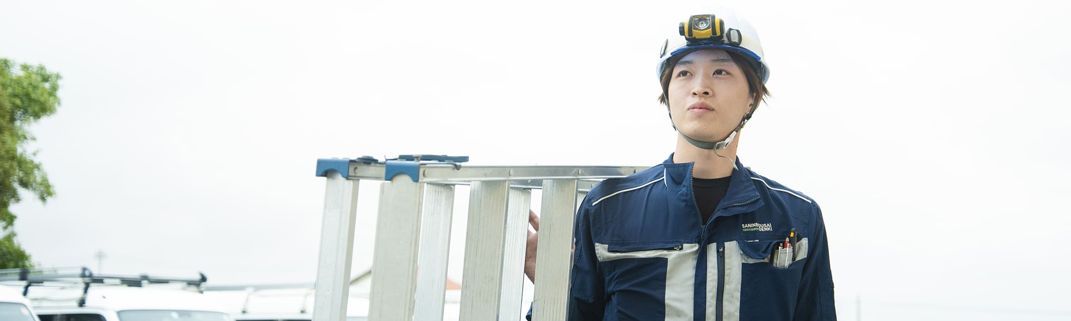 梯子を担いでいく様子