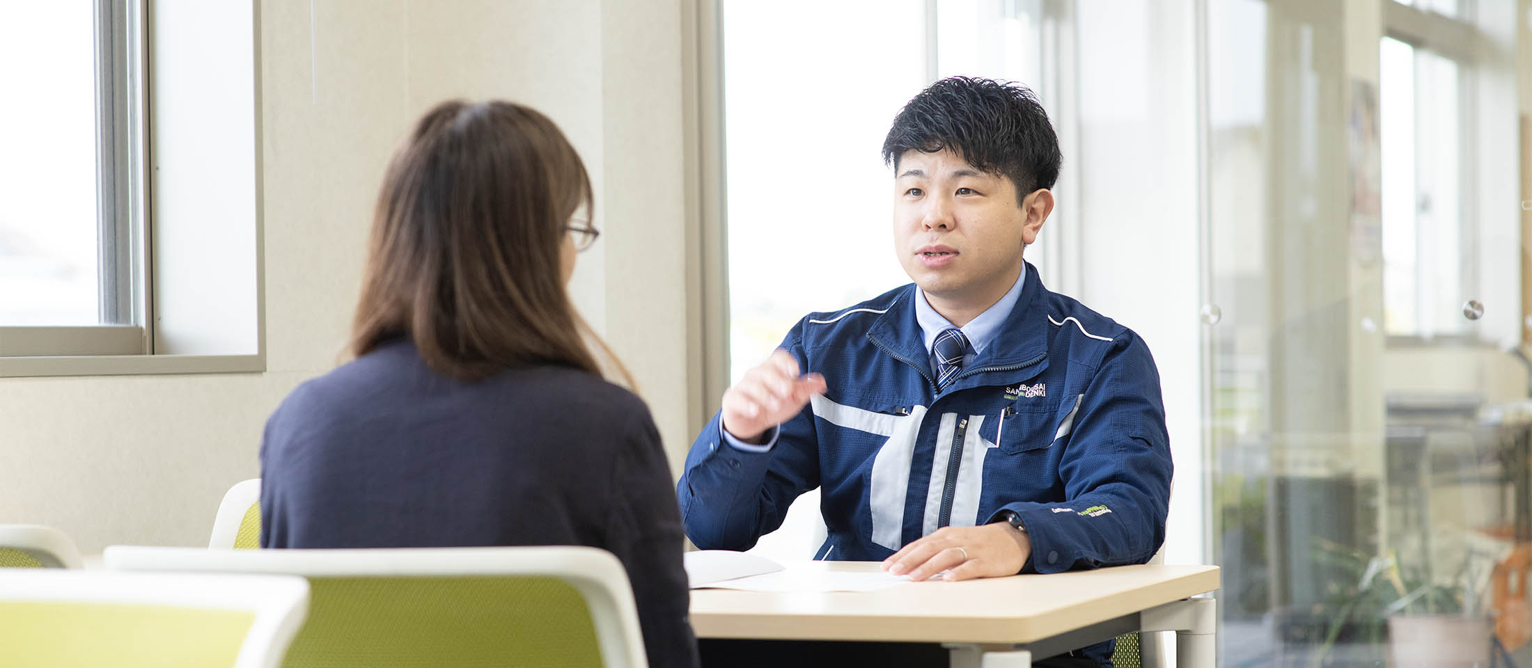 お客様への営業の様子